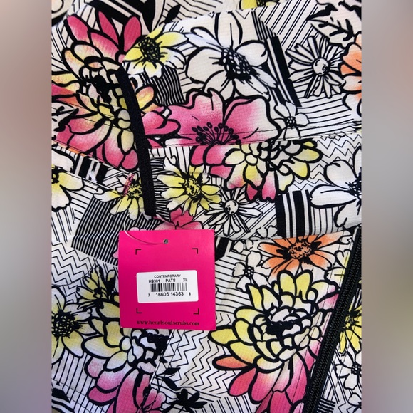 Floral Patterned Zip-Up and Hooded Scrub Jacket - Picture 2 of 4